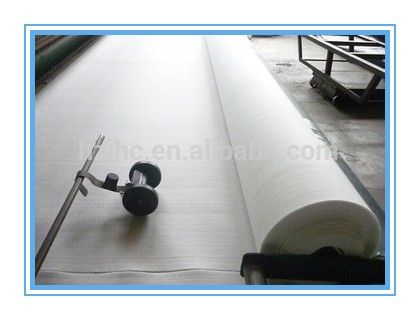 Polyester naaldgeponst non-woven materiaal, grondstof voor tussenvoering van ondergoed.