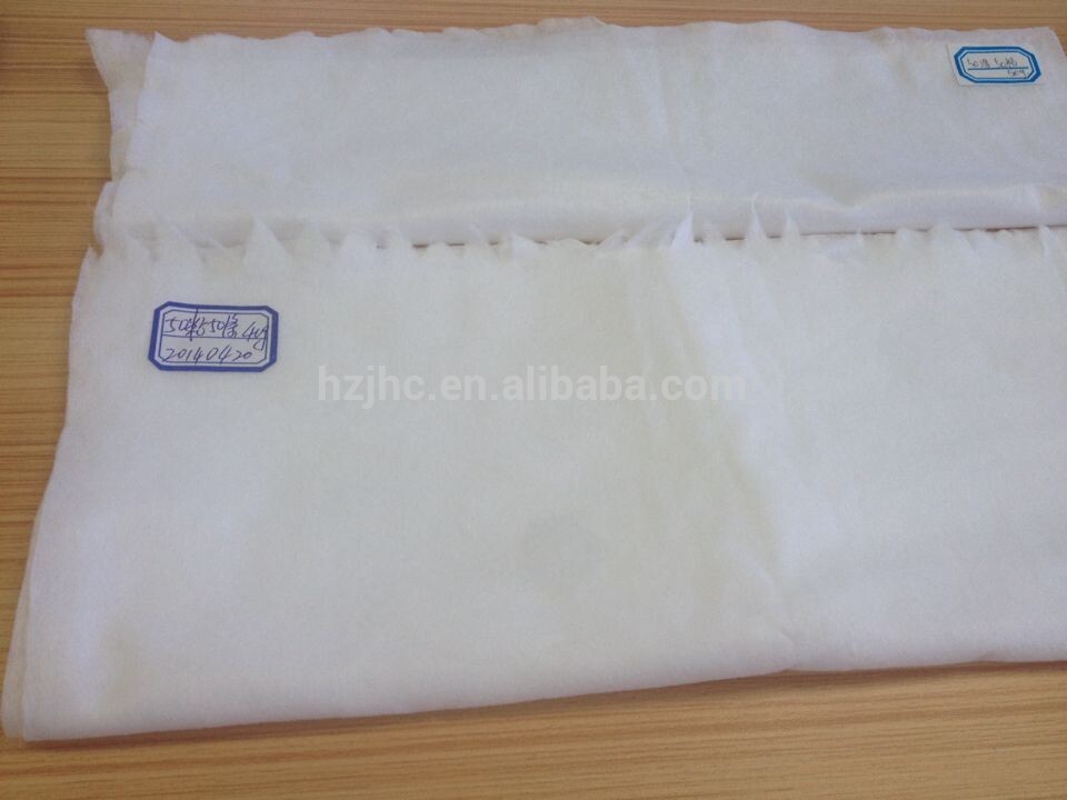 Çin'de üretilen polyester iplikli dantel olmayan paket örtü kumaşı ruloları.