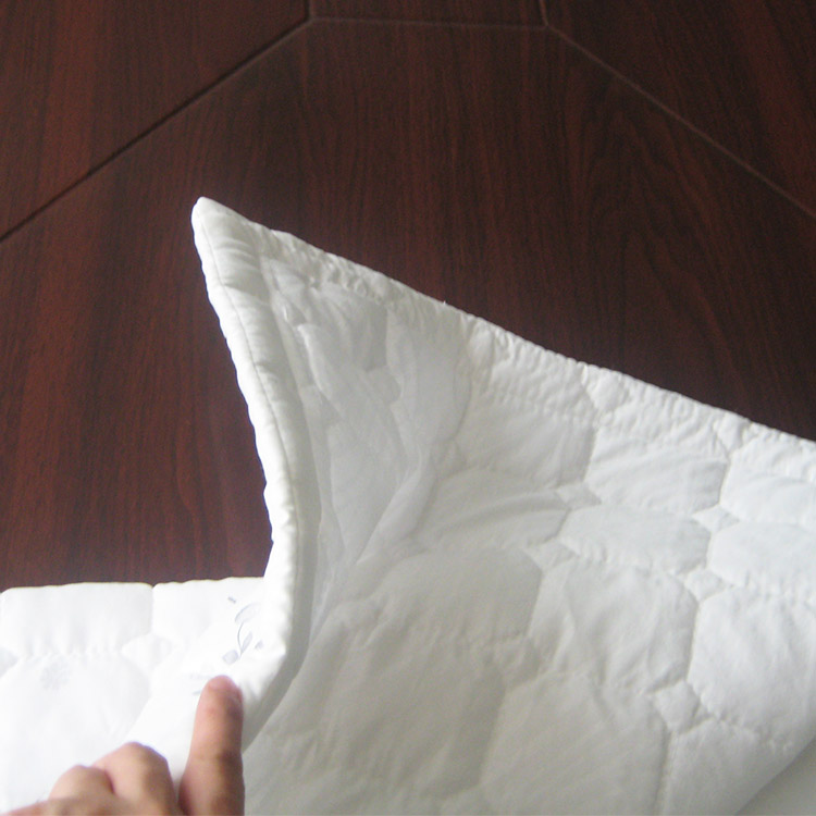 Customized White quilted bed mattress topper mattress protector