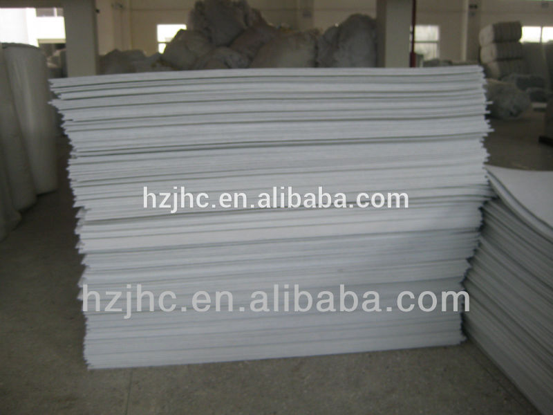 Anti-slip nonwoven felt with resin dots for mattress underlay